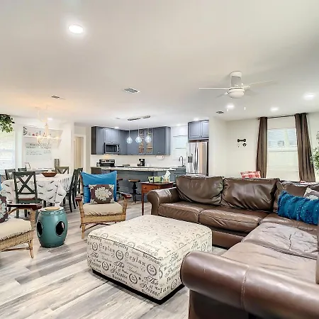 Take A Stroll By The Park - Pet And Family Friendly Villa
